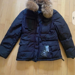 Jätte fin Hollies jacka stl 40 - Begangnad men i väldigt fint skick  Stl 40 Ny pris 4499