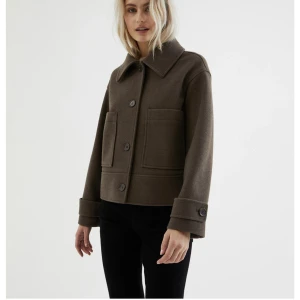 Kappahl jacka - Säljer denna populära och slutsålda jackan då den inte kommer till användning längre. Köpt för 899kr, säljer för 700kr. Storlek S. Knappt använd