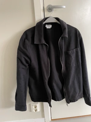 Tygjacka - Svart tygjacka från Weekday i storlek medium