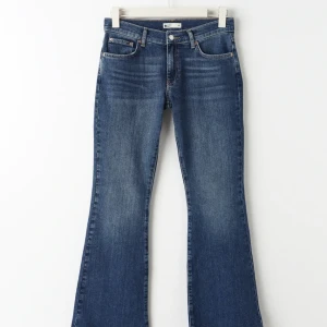 Jeans - Säljer dessa jätte snygga jeansen från Gina som är slutsålda då de inte kommer till användning. Jag har klippt av en bit av jeansen då de var för långa för mig som är 167 som nu passar perfekt. Nypris 500kr