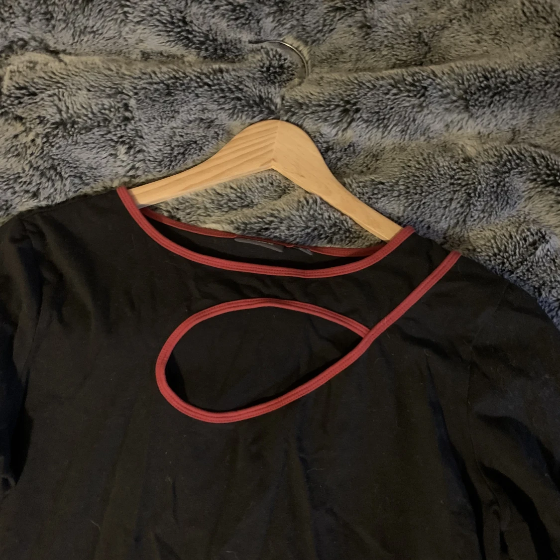 Svart trekvarts tröja med röda detaljer  - 90