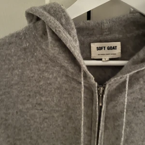 Soft goat hoodie - Snygg hoodie i Kashmir❤️ bra skick förutom dragkedjan där nere ( den funkar att stänga som vanligt men tyget lossnat lite ) 🖤