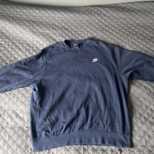 Vintage nike sweatshirt! - Säljer denna nike-sweatshirten som är superfin. Den är i bra men vintage-skick! Den är i storlek Xl - men passar L