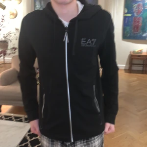 Armani hoodie - Snygg ea7 hoodie från jd sposrts. Ny priset va 1500kr men jag säljer den för 500kr, priset går att diskutera. Tröjan har inga defekter och är i 10/10 skick.