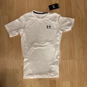 Under Armour compression heat gear  - Oanvänd Under Armour compression t-shirt med lappen kvar. 