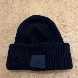 Acne Studios mössa - En väldigt varm, skön och snygg mössa. One size så den passar alla.