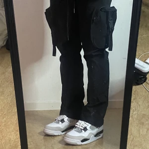 Cargo pants by Philip Nguyen - Cargo pants designande av tik-tok profilen Philip Nguyen! Storlek S, passar 165-170.