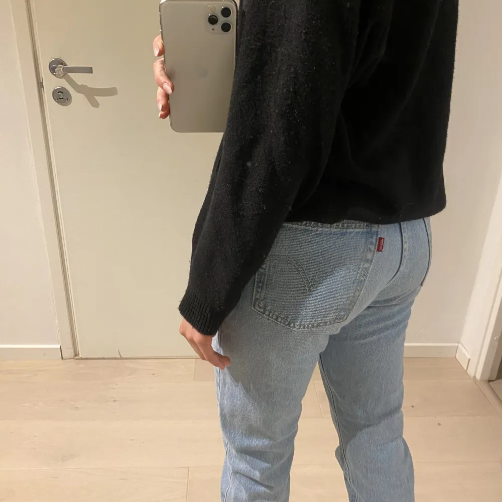 Fina Levis jeans, knappt använda, sitter perfekt på mig som är 165 lång💕. Jeans & Byxor.