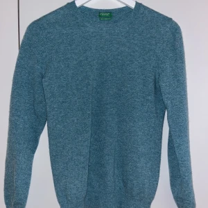 Benetton tröja - Säljer denna stickade tröja från United Colors of Benetton. Den är använd, men i bra skick utan defekter. Sista bilden är lånad från Benettons hemsida, men ger en idé av passformen. Nypris 650 SEK🥰