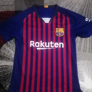Barcalona  - Tänkte sälja min barcalona tröja köpte den i Spanien då jag var o kolla på barca match, tänkte sälja för har växt ut den. 