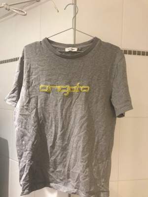 Grå Arigato tshirt med Arigato text på magen. Säljer då den är för liten för mig. Köparen står för frakt📦