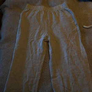 Lågmidjade linnebyxor - Riktigt härliga linne byxor som kan användas både som lågmidjade och ”vanliga” byxor. Köptes nyligen men liknade ett par andra för mycket. Samt lite fel i storlek för mig. Knappt använda. Fungerar till S och M då midjan är väldigt stretchig!