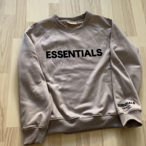 Essentials Tröja  - Säljer en helt ny Essentials tröja. Aldrig använd. (Herr) 