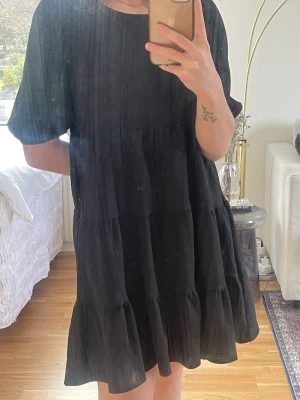 Svart klänning - Kort klänning från Monki, jätteskönt material. Funkar både till sommar o höst. 