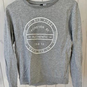 Sweatshirt  - Grå ”tunn” sweatshirt från HM. Fint skick, inte nopprig & fortfarande mjuk inuti.