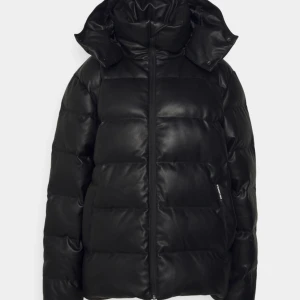 Karl Lagerfeld dunjacka  - Säljer min vinterjacka från Karl Lagerfeld. Storlek XS (den kan vara lite större i storleken). Inga defekter och köpt i butik i London, september 2022. Nypris 5.700kr Hör av dig för fler bilder! Säljer på grund av att den inte kommer till användning.