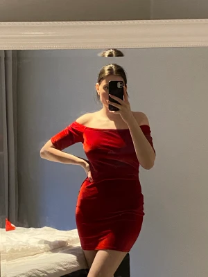 Röd sammetsklänning - Off shoulder sammetsklänning, mid-thigh längd (jag är 176) så den är lite kortare på mig Bra skick