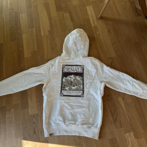 The northface hoodie  - En super fin north face hoodie som tyvärr inte kommer till användning längre, den har inga defekter och är i storleken S.💕 den köptes i oktober och har använts max 3 gånger. Skriv för fler bilder, tryck gärna på köp nu💕
