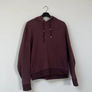 Limitato hoodie - Röd Limitato hoodie utan tryck. Bra skick. Nypris 2000kr