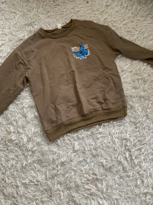 Tjocktröja  - Använd någon gång köpt från H&M. Storlek xs/160, fint tryck där fram och bak! Kommer strykas innan den skickas och tvättas en extra gång såklart!