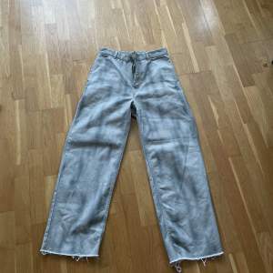 Jeans från weekday inte så använda klippta nere har en washed grön färg 