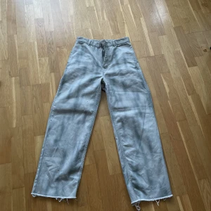 Bagge weekday jeans - Jeans från weekday inte så använda klippta nere har en washed grön färg 