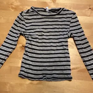 En randig tröja från hm i storleken XS