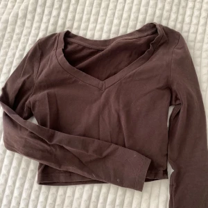 Brun långärmad - Brun långärmad tröja köpt av en annan här på plick. Bra skick, storlek XS/S?❤️‍🔥Tryck gärna på ”köp” vid smidig och snabb affär, postar samma dag/dagen efter. Hör av dig vid frågor!