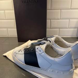Valentino skor Storlek: 42 Skick: 7/10 (men märken på tån)   Färg: vit Vårt pris: 2800kr Retail: 6000kr
