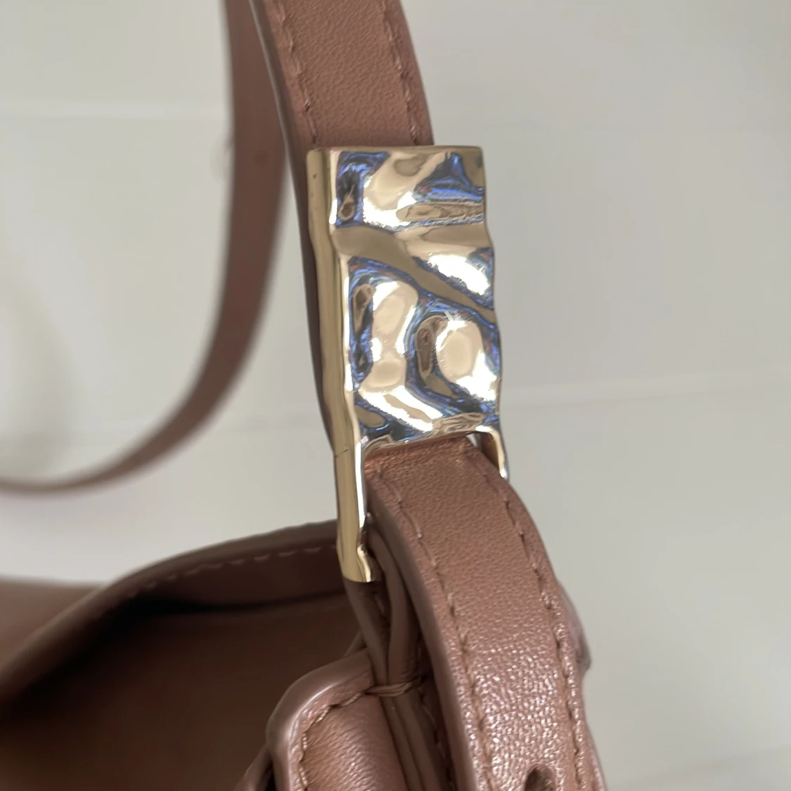 Beige axelväska från other stories - 4