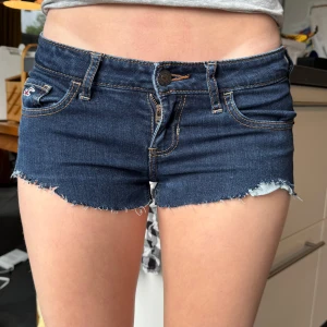 Low waist jeans shorts  - Super snygga low waist jeans shorts från hollister!! 