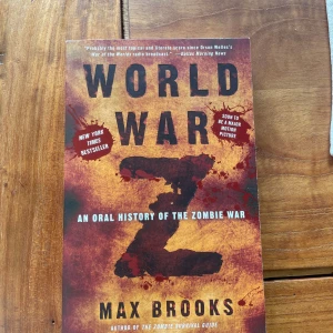 World War Z: An Oral History of the Zombie War - World war z av Max Brooks. Den är i helt nytt skick. Kontakta mig om du har några frågor 😊ISBN 978-0-307-34661-2