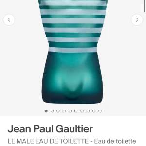 Jean Paul Gaultier Le Male EdT - Ikonisk parfym i en cool turkosblå flaska formad som en manlig torso med vita ränder. Le Male är en Eau de Toilette med fräsch och maskulin doft, perfekt för dig som vill sticka ut. Flaskan är tillverkad i glas och har en unik design som verkligen syns i badrumshyllan.