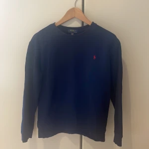 Polo Ralph lauren tröja - Säljer en blå fet tröja från ralph lauren i bra skick. Tröjan är i barn storlek! Skriv vid minata funderingar!