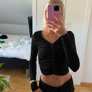 Svart topp - Svart topp med knäppen framtill ifrån NA-KD. Använd några få gånger & är i storlek XS🖤