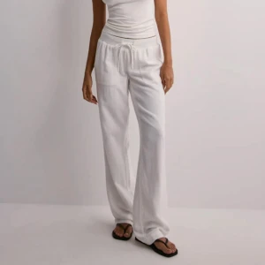 LOW WAIST LINNEBYXOR - Aldrig använda. Snygga och luftiga vita linnebyxor. Låga i midjan. Perfekta för varma dagar och chill vibes. Byxorna har aldrig använts, du får i original förpackning!! 