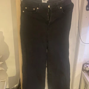 Svarta raka jeans - Svarta jeans med klassisk femficksdesign och raka ben. Byxorna har normalhög midja och stängs med dragkedja och knapp. Perfekta till sneakers eller boots och funkar året runt.