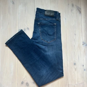 Slim fit jeans från Jack & Jones - Ett par feta Mörkblå slim fit jeans från Jack & Jones, modell Glenn. Med en skön tvätt och dem är i storlek 30/32.                                                              Hör av er om ni har några frågor👏👏