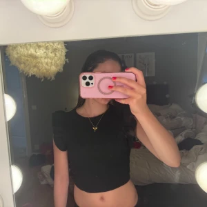 Söt topp - Jätte söt topp med volang ärmar i jätte bra skick💕💕