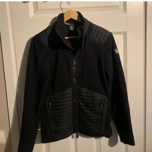 Moncler grenoble cardigan storlek S - Moncler grenoble cardigan i storlek S i svart och är i väldigt bra skick och säljs så billigt för har inte kvar kvitto eller något äkhetbevis. Den är en vår och sen sommar Jacka/cardigan som kostar endast 599🤩 Mer frågor eller bilder är det bara att skicka😍😍😍