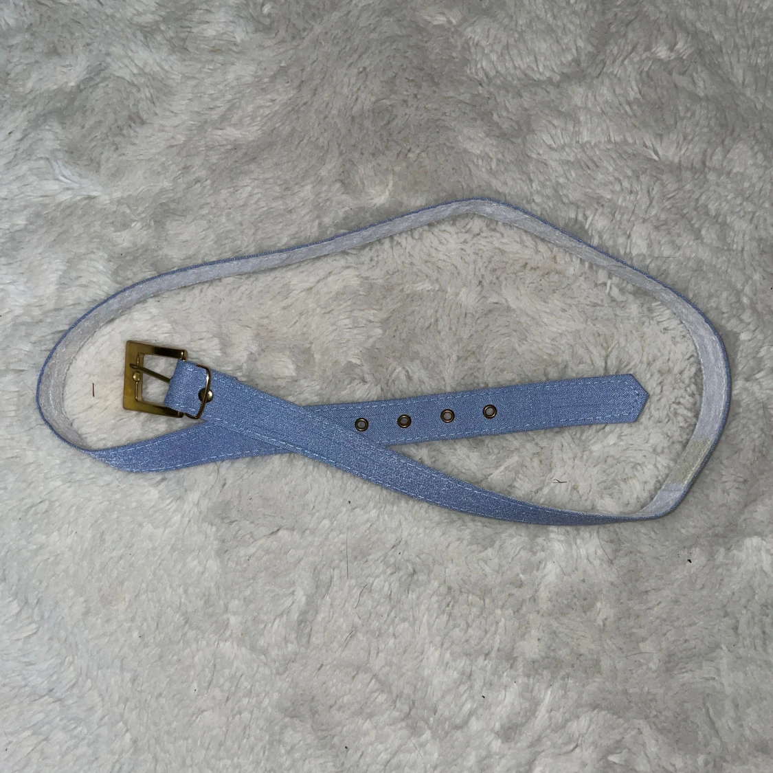 Ljusblått jeansbälte med guldigt spänne - 1