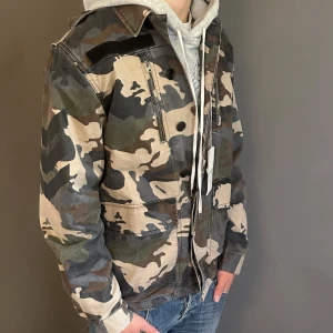 Camouflagejacka från Zadig & Voltaire - Helt ny Zadig Voltaire overshirt. Kvitto och tags medföljer. 