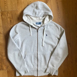 Ralph Lauren Zip Hoodie - Mycket fint skick Storlek M - normal i storleken, modellen på bilden är 180 cm  Kom gärna med frågor eller prisförslag!