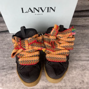 LANVIN CURB - Unika dojjor. Svåra att få tag på, speciellt i den här klassiska colourwayen. Använda sammanlagt 5-6 gånger (0 ggr av mig), köpta på plick för 3000kr