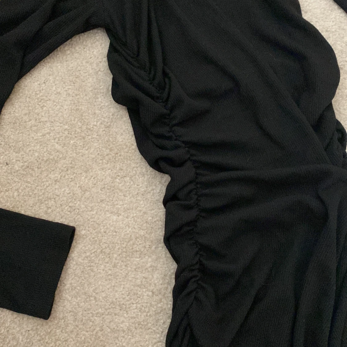 Svart långärmad klänning med slits - 2