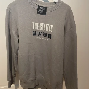 The Beatels tröja - Säljer en grå sweatshirt med The Beatels tryck. STRL M knappt använd.