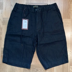 Svarta linneshorts från Loro Piana med tags  - Säljer dessa sjukt snygga loro piana linneshortsen som är perfekta till sommaren för endast 1899kr. Dem är aldrig använda och är i perfekt skick utan några defekter (10/10). Storleken är i 32. Om ni har några frågor så är det bara att göra av sig!!