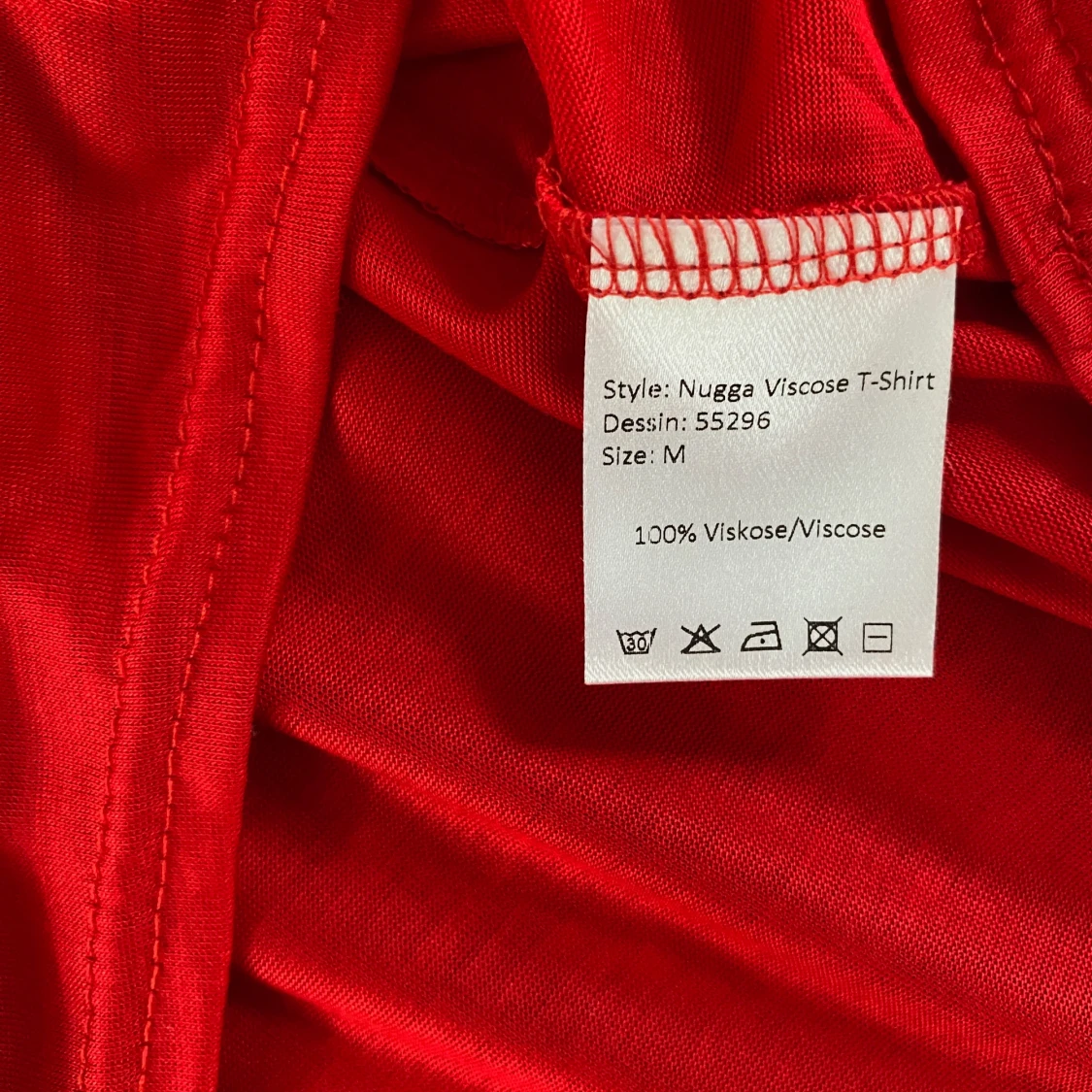 Röd v-ringad t-shirt från Isay - 3