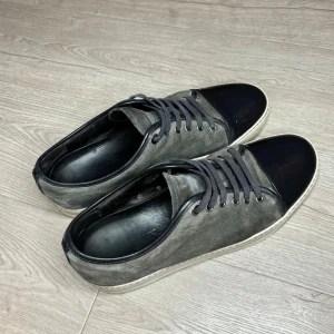 Mörkgrå Lanvin Cap Toe - Riktigt feta Lanvins i bra skick. Perfekta till sommaren. Färgen mörkgrå i storleken 45. Tveka inte ställa frågor vid intresse. 