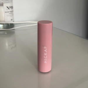 Hickap Bronzer Stick Hot Chocolate - Bronzer i stickformat från Hickap i färgen Hot Chocolate. Ge ansiktet en solkysst look. Krämig formula som är lätt att blenda ut. Innehåller 8g produkt. Oanvänd. Säljes då jag fick två i samma färg! Köpt för 229kr
